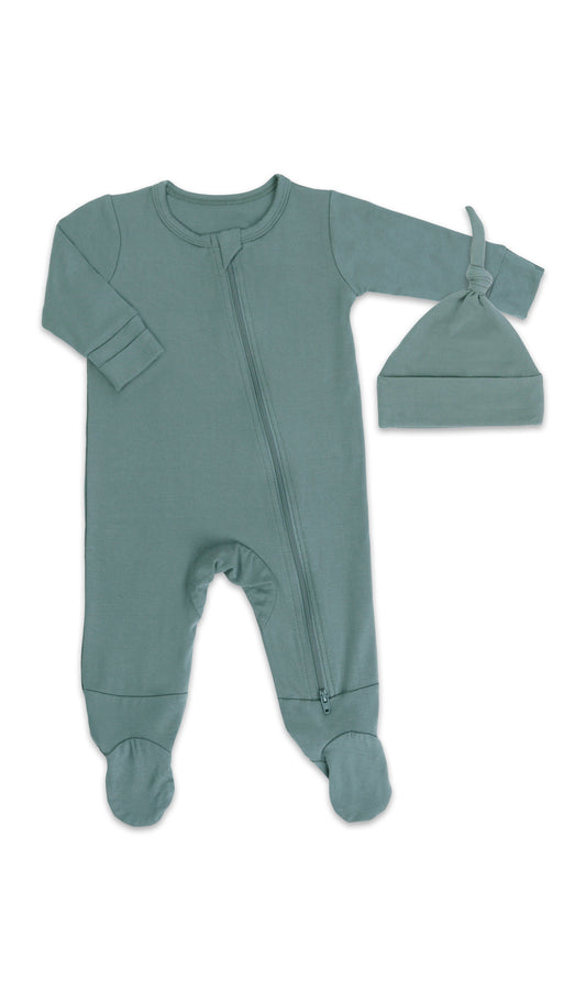 Fog Footie 2-Piece with long sleeves, zip front and matching knotted baby hat.